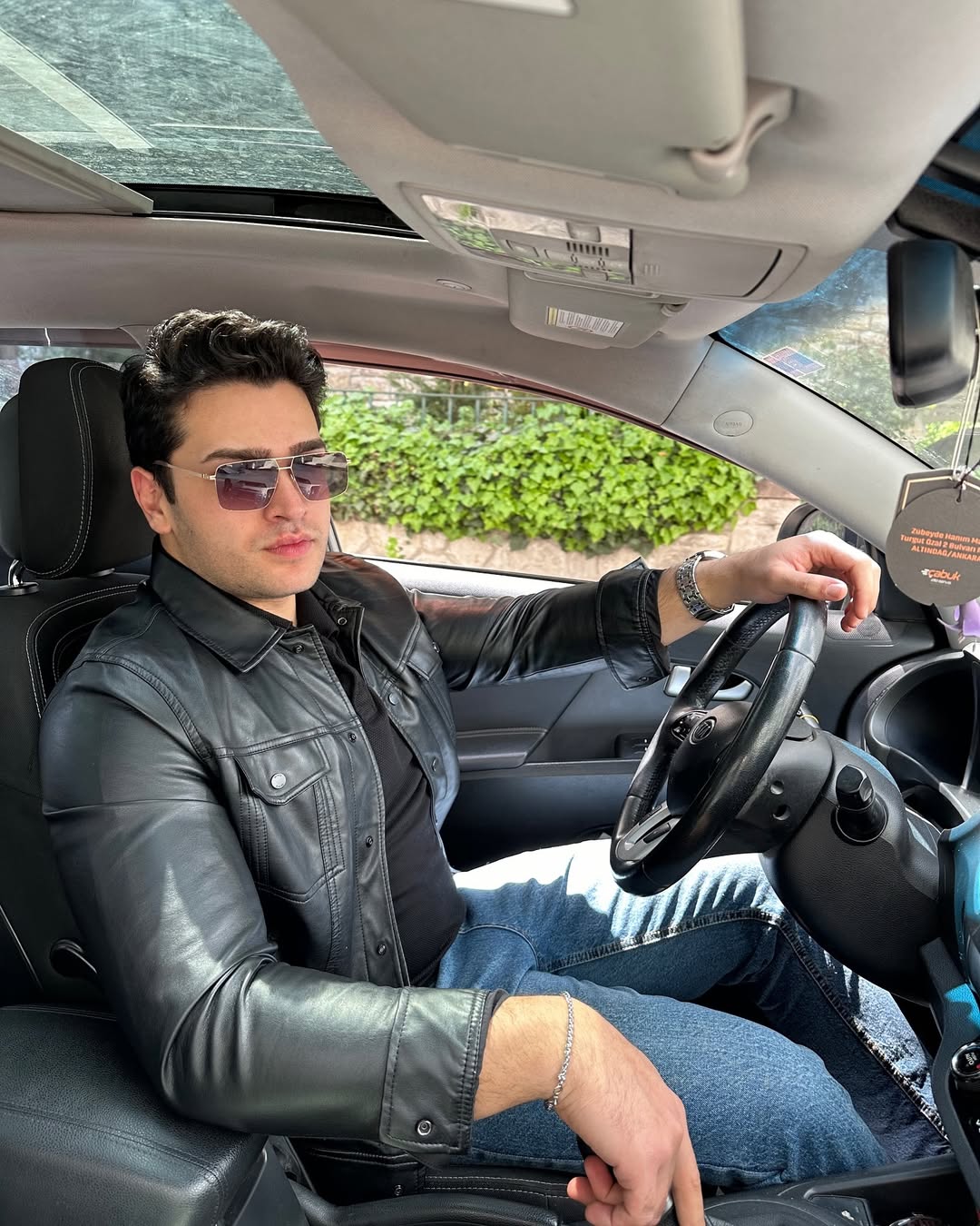 Liam Davies - Photo 2